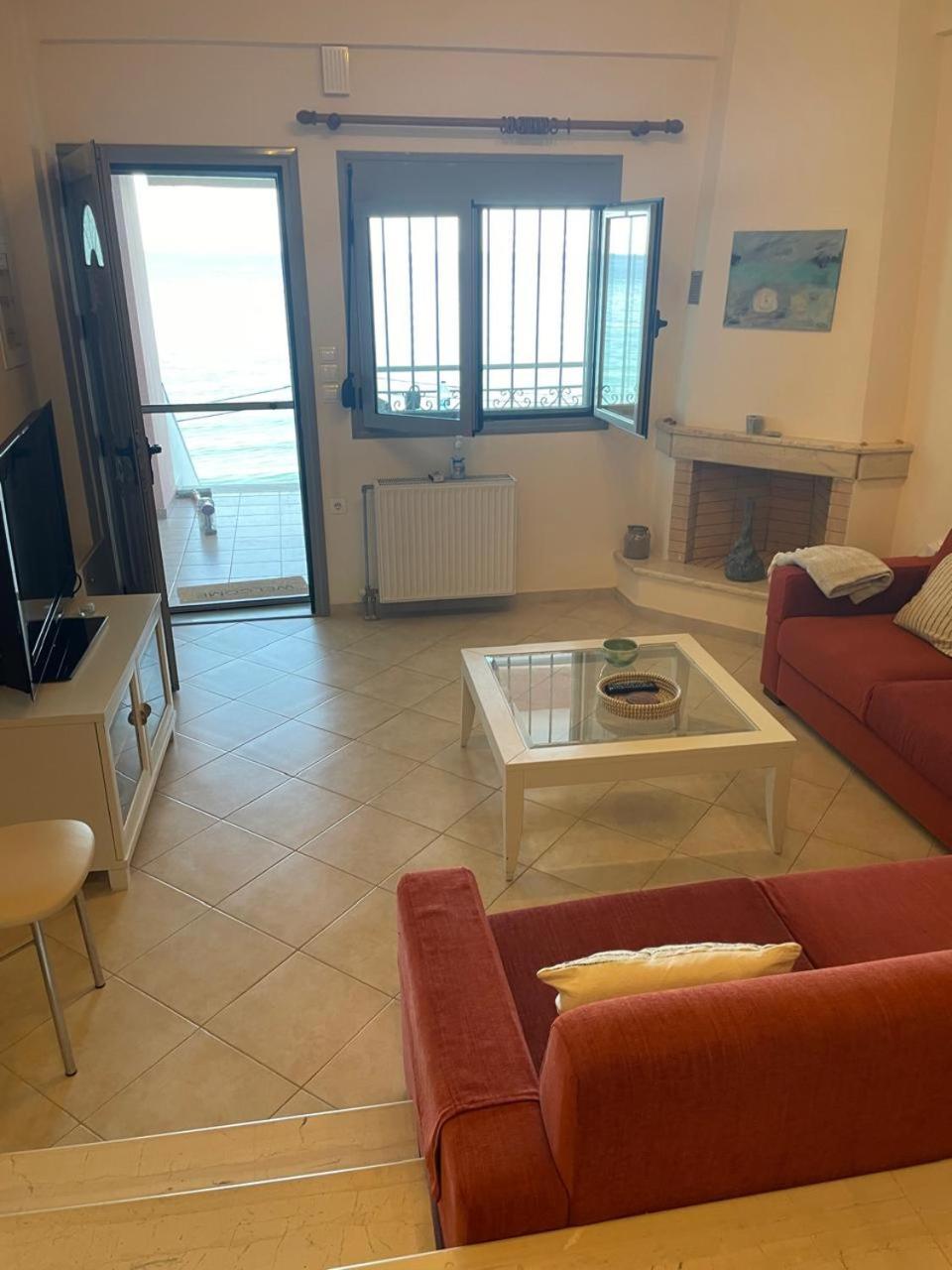 Seafront Lovely House - Kat'S Rentals Loútsa Екстериор снимка